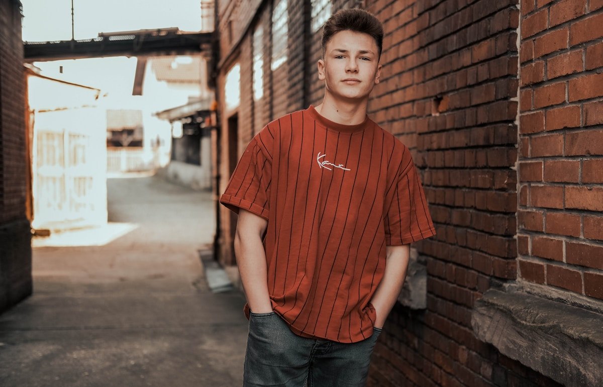 Zo draag je oversized kleding zonder dat het slordig oogt